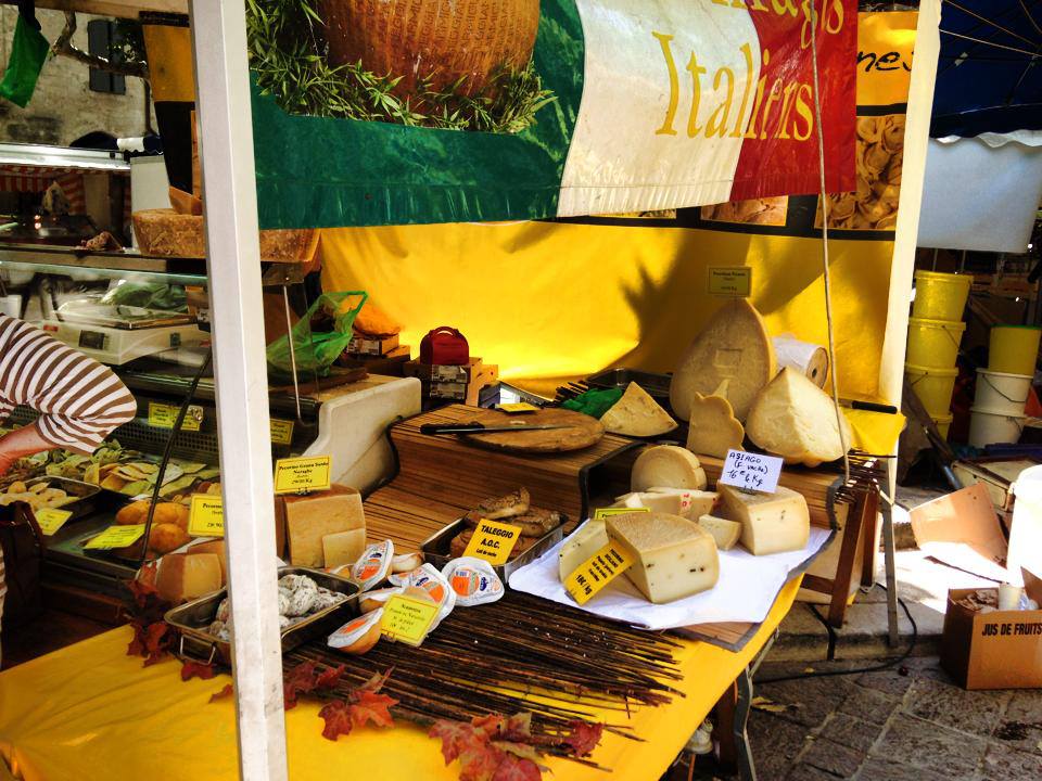 Marktstand mit Käse-Spezialitäten in Uzés