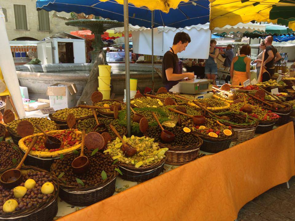 Oliven-Marktstand in Uzès