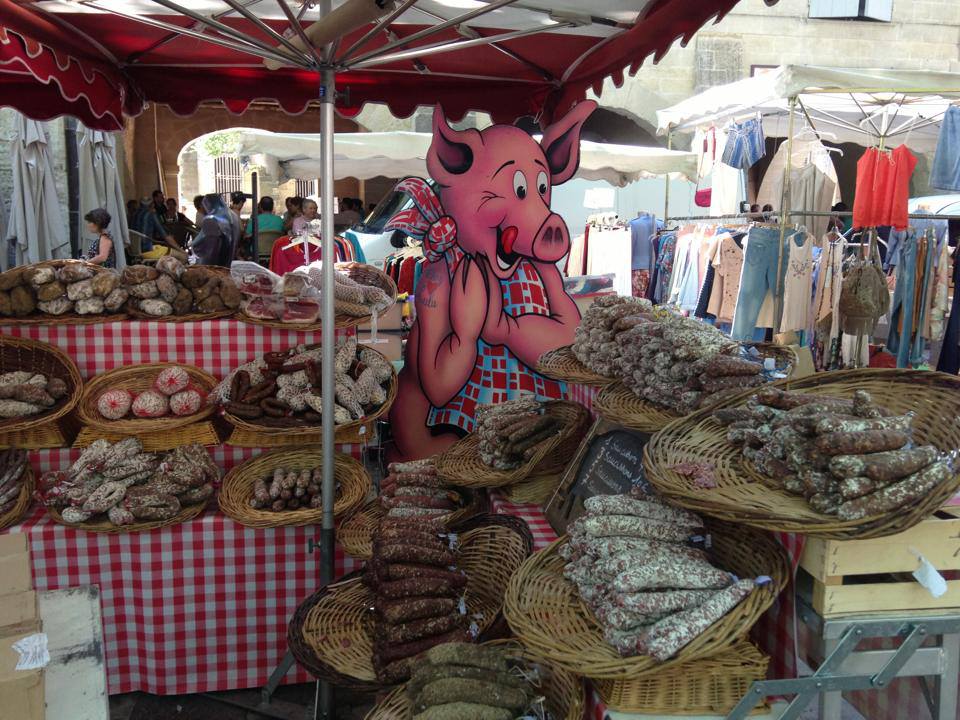 Marktstand mit Wurstwaren in Uzés