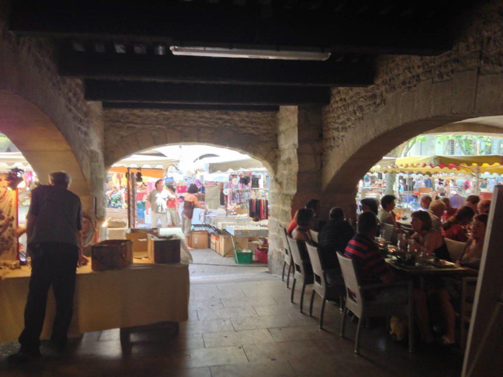 Restaurant unter den Arkaden des Place aux Herbes in Uzès