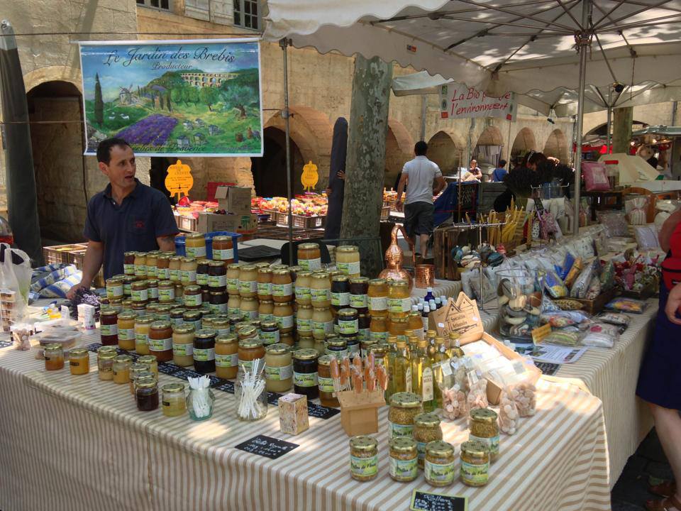 Marktstand mit Honig in Uzés