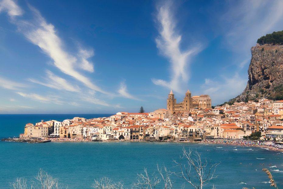 Cefalù auf der Insel Sizilien in Italien