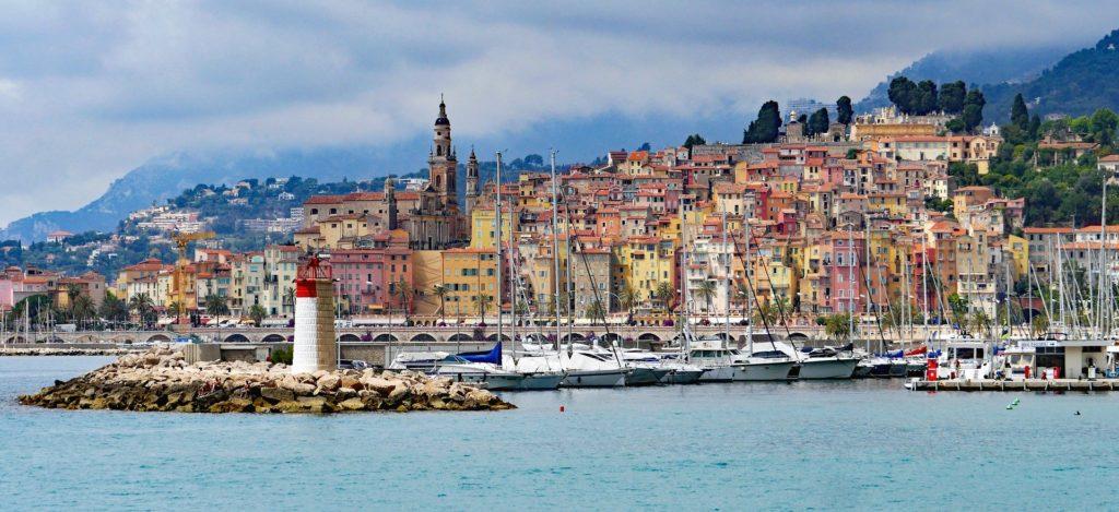 Menton ist eine Stadt an der Côte d'Azur im Südosten Frankreichs