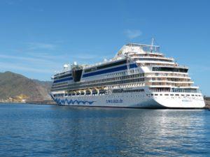 Kreuzfahrtschiff vor Teneriffa