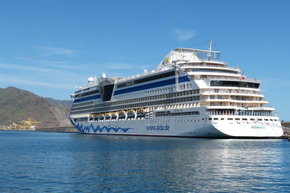 Kreuzfahrtschiff vor Teneriffa
