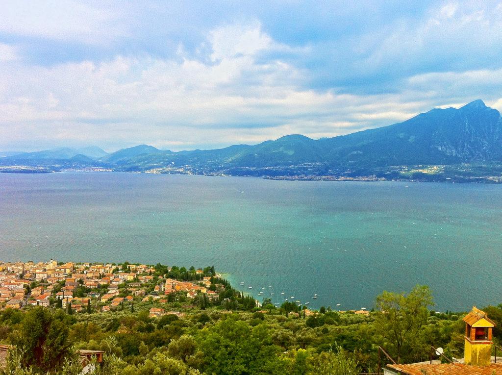 Blick über den Gardasee vom Ostufer auf das Westufer