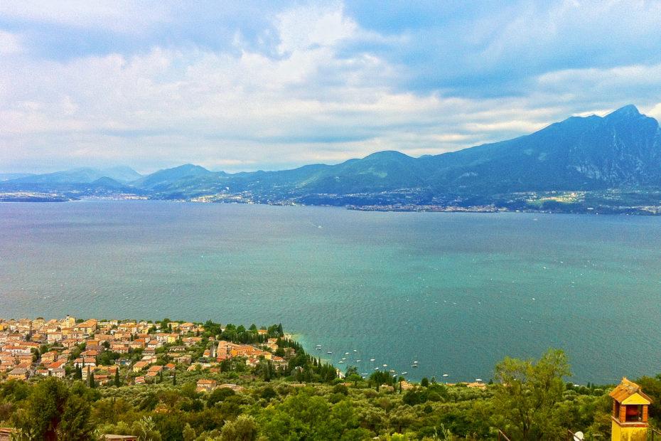 Blick über den Gardasee vom Ostufer auf das Westufer