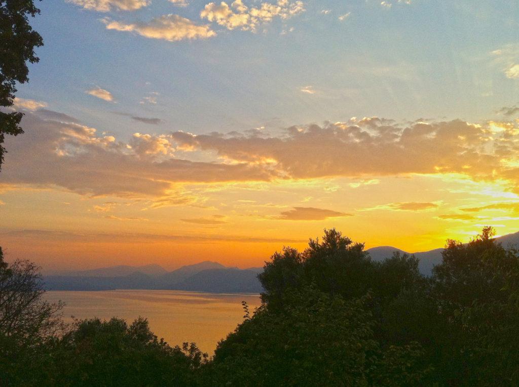 Abendstimmung: Blick von Albisano auf den Gardasee, Italien