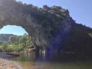 Der Pont d'Arc, Wahrzeichen der Ardèche, ein Naturparadies in Südfrankreich