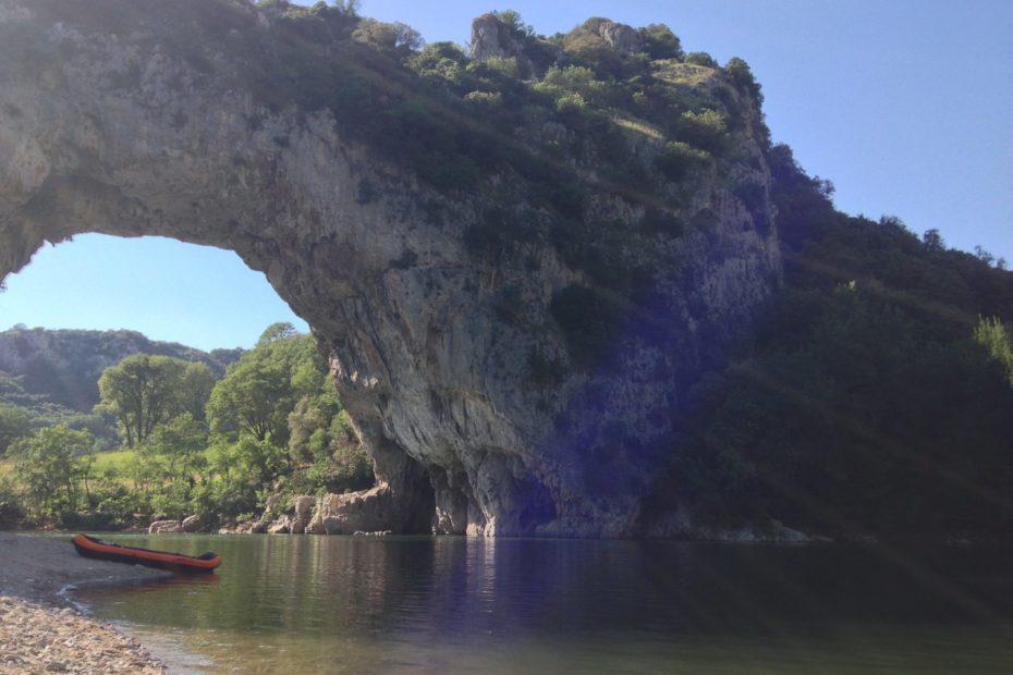 Der Pont d'Arc, Wahrzeichen der Ardèche, ein Naturparadies in Südfrankreich