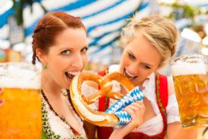 Im Dirndl auf der Wiesn im Bierzelt (© Kzenon - Fotolia.com)