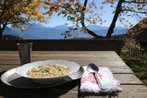 Gerstsuppe beim Törggelen in Südtirol