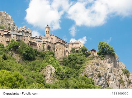 Roubion, Natursteindorf an der Route des Grandes Alpes in Frankreich