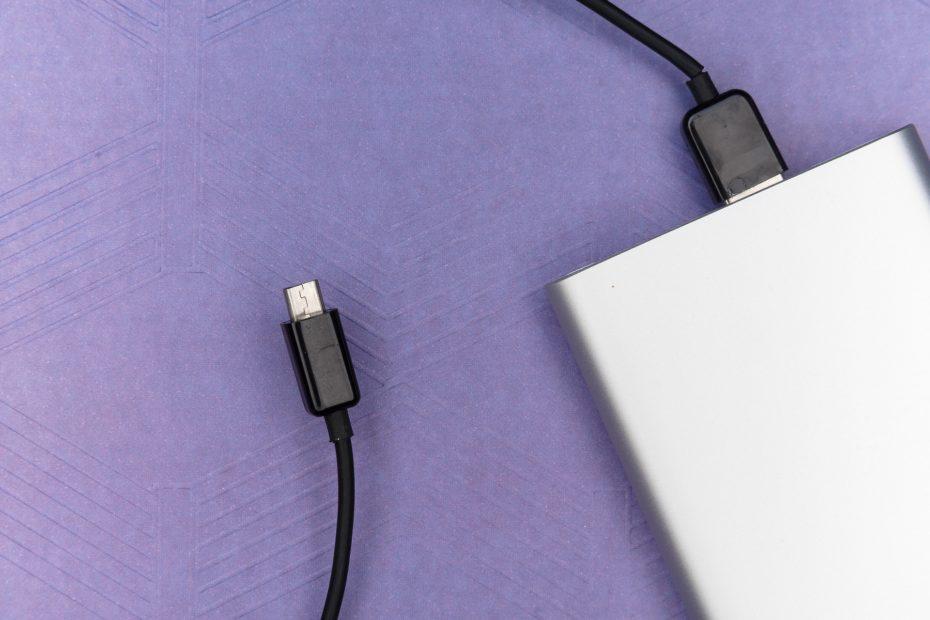 Powerbank zum Aufladen von Mobilgeräten auf Reisen