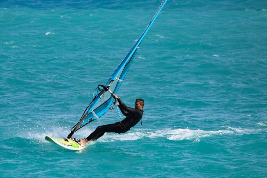 Wassersport Windsurfen (Windsurfer in Aktion)