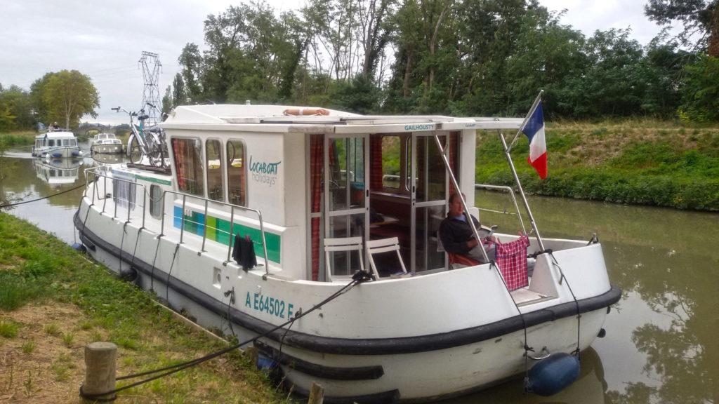 Hausboot Canal du Midi: Terrassenboote sind bequem, da Wohnraum, Küche und Außensitzbereich auf einer Ebene sind