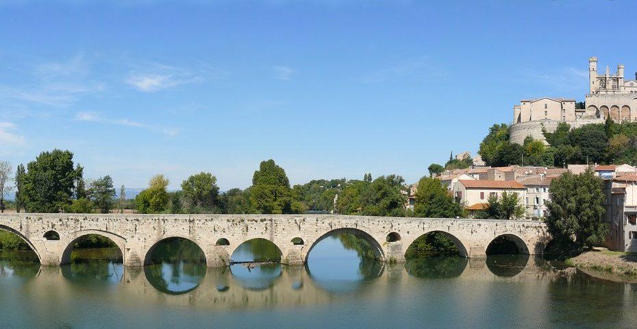 Béziers in Südfrankreich, die Cathédrale Saint-Nazaire und die römische Pont Vieux