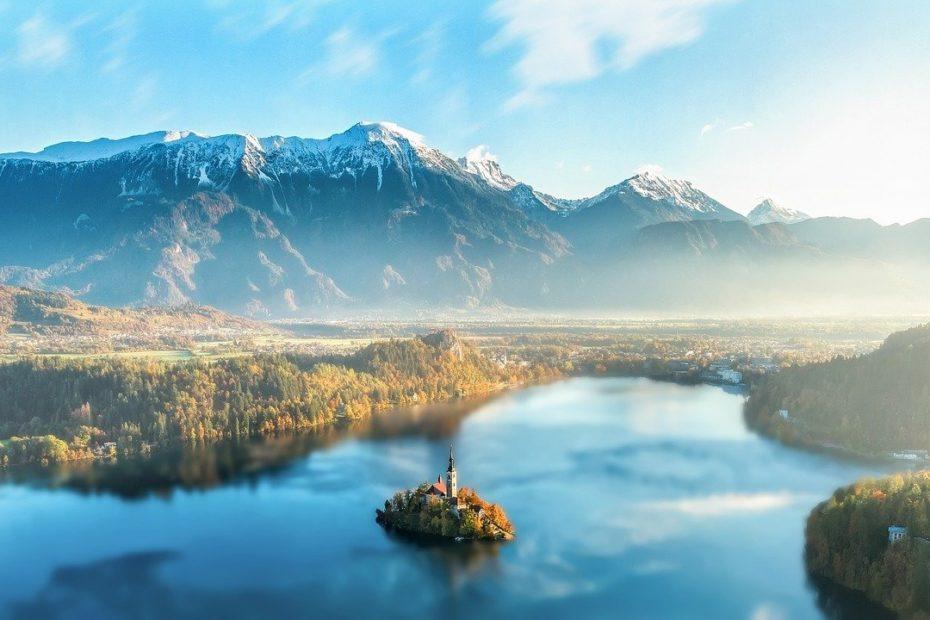 Blick auf den Bleder See in Slowenien
