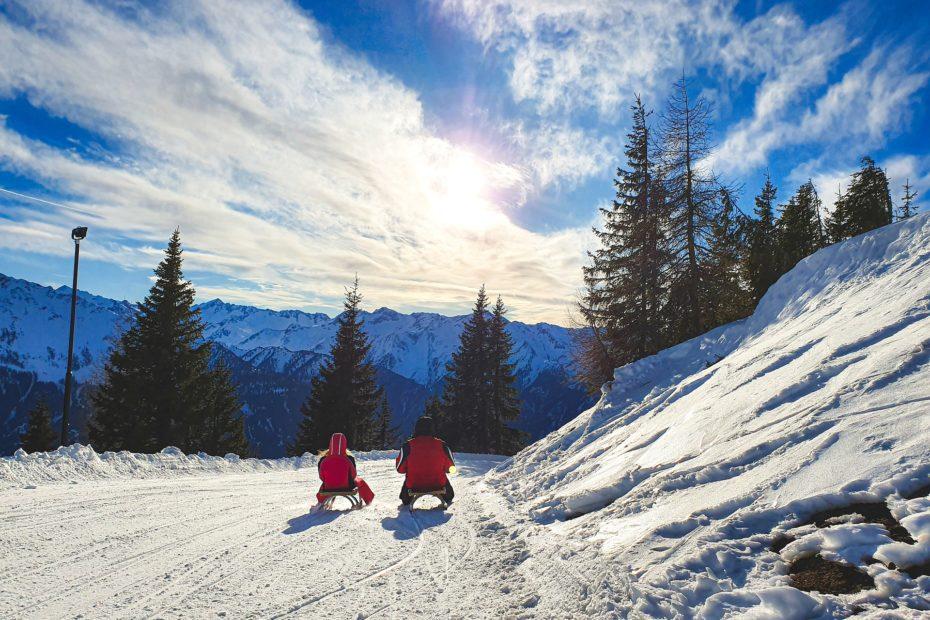 Nachhaltiger Wintersport. Schlittenfahren in der Natur